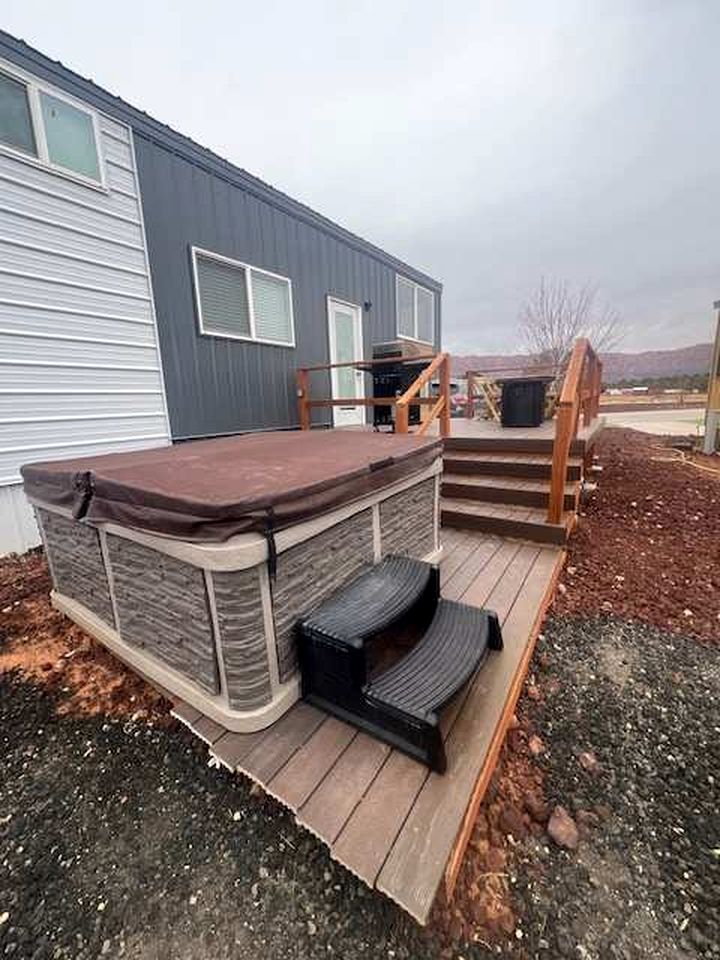 Contemporary Comfort: Modern Tiny House with Private Hot Tub in Apple Valley, Utah