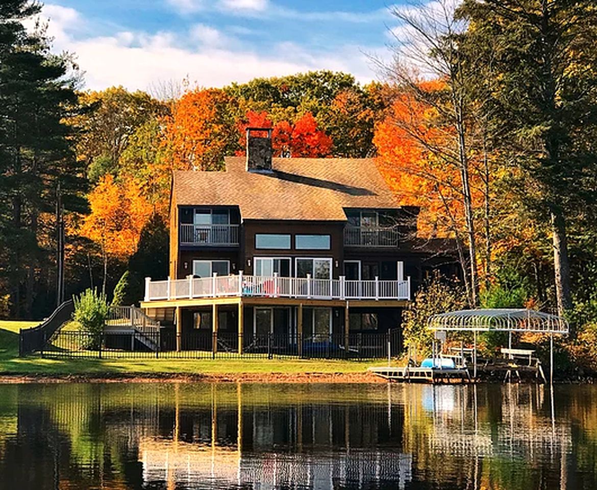 Lakefront Cottage Getaway with a Dock in Milton, New Hampshire