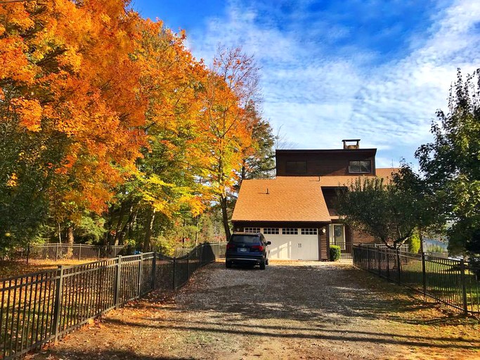 Contemporary Home by the Lake, Vacation Rentals, Milton, United States