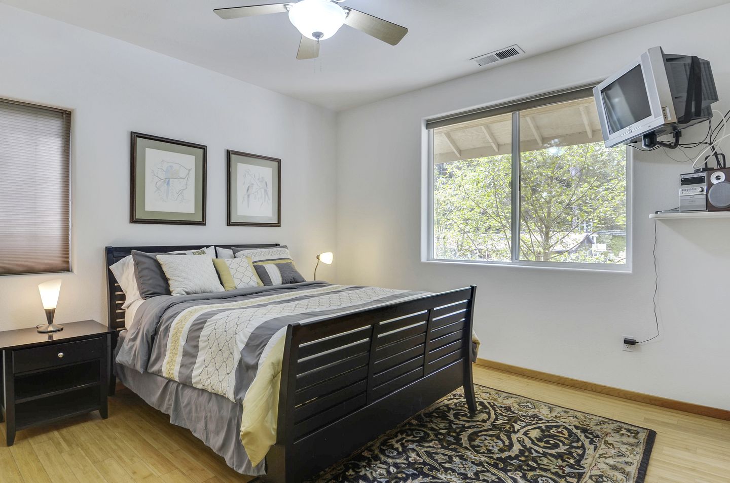 Group-Friendly Cabin with Hot-Tub and Game Space in Guerneville, California