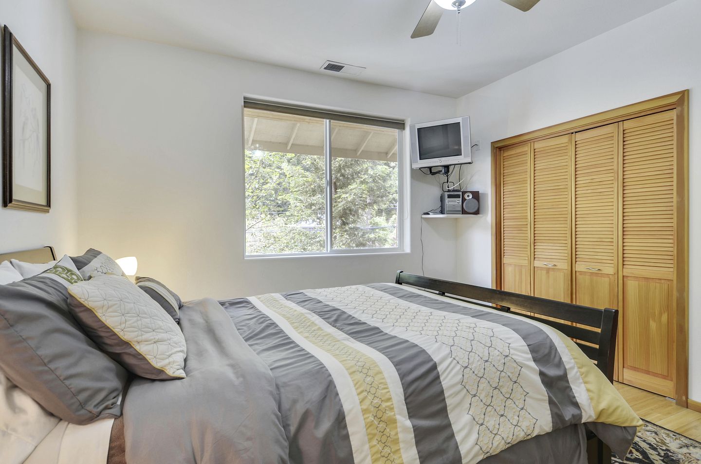 Group-Friendly Cabin with Hot-Tub and Game Space in Guerneville, California