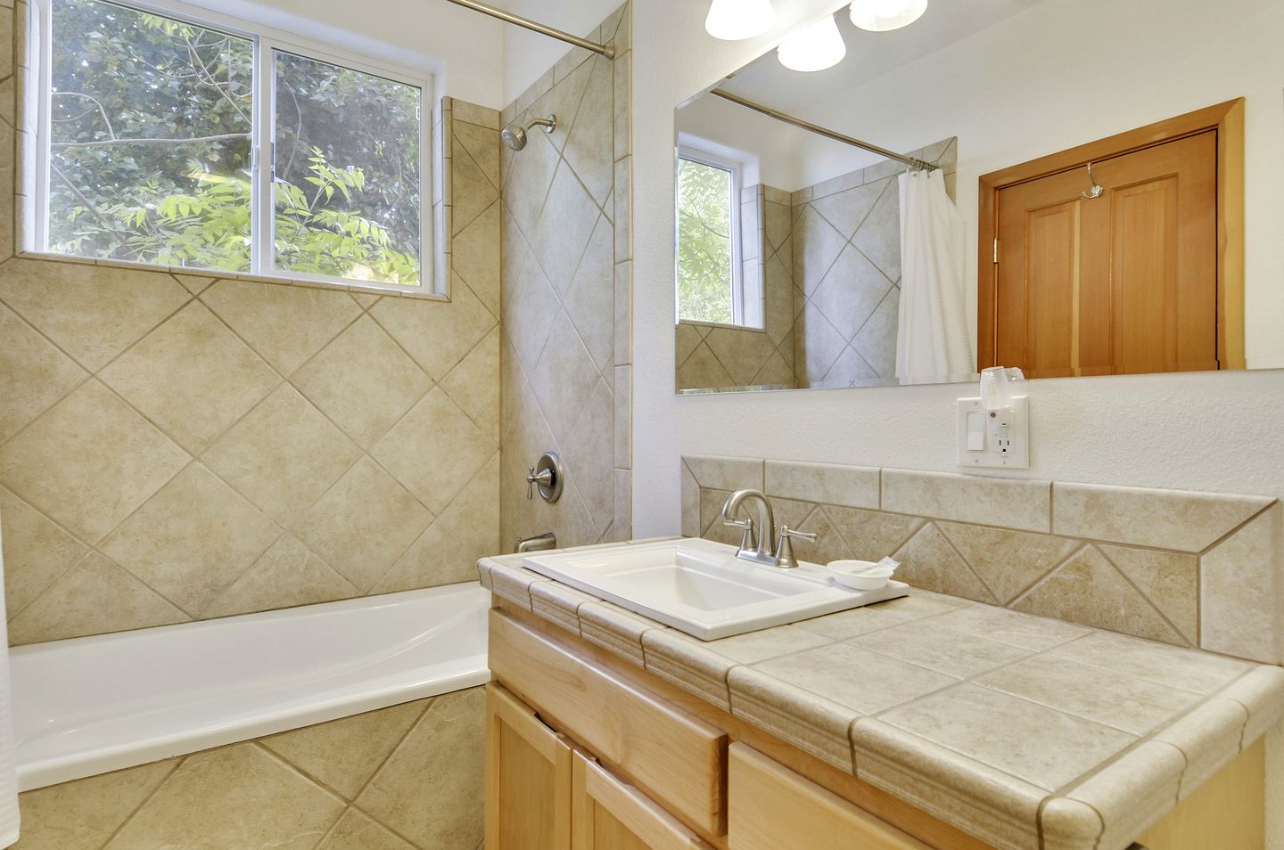 Group-Friendly Cabin with Hot-Tub and Game Space in Guerneville, California