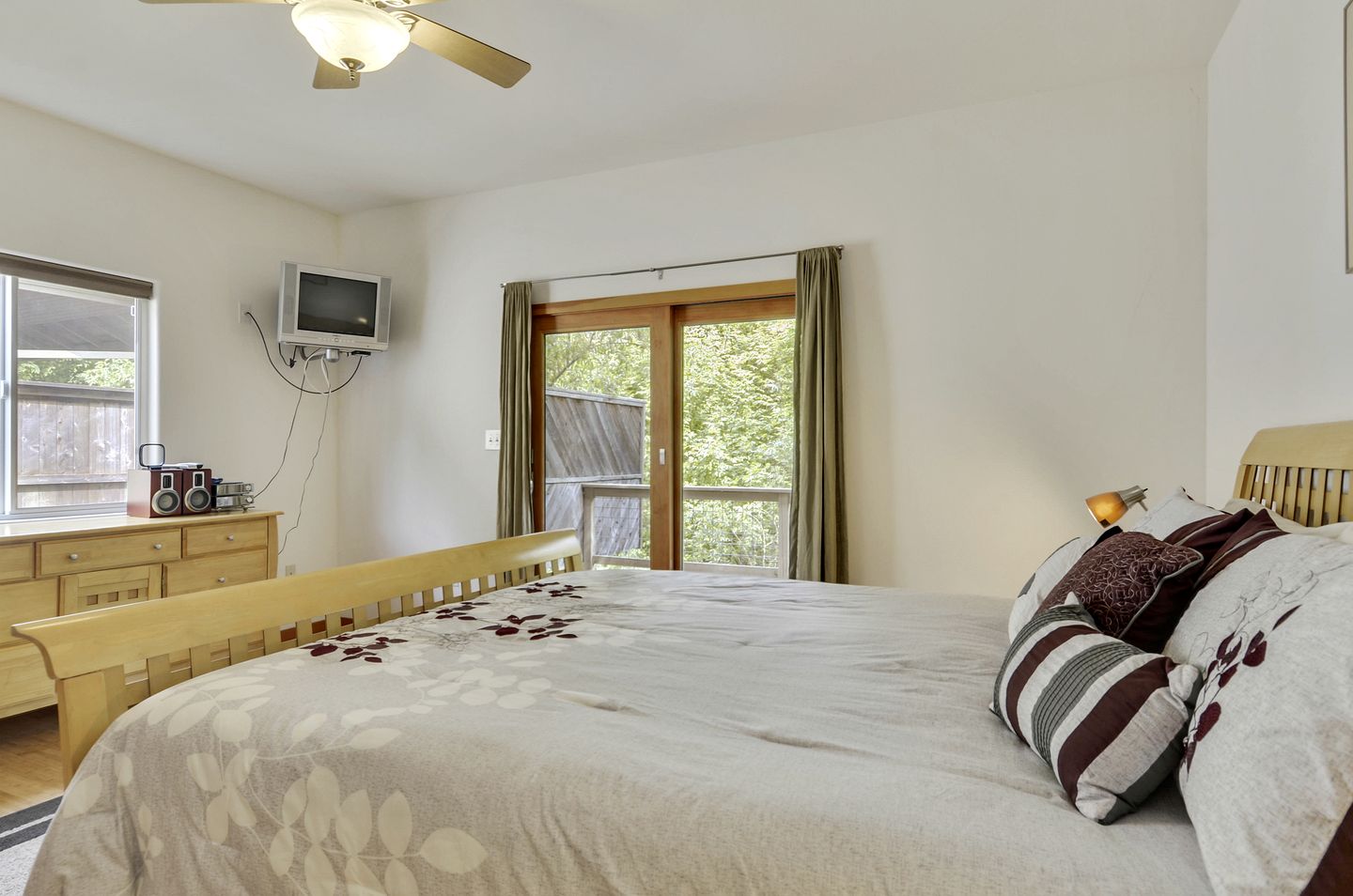 Group-Friendly Cabin with Hot-Tub and Game Space in Guerneville, California