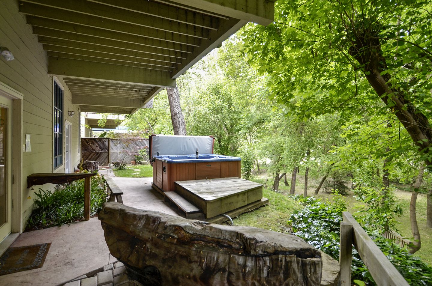 Group-Friendly Cabin with Hot-Tub and Game Space in Guerneville, California