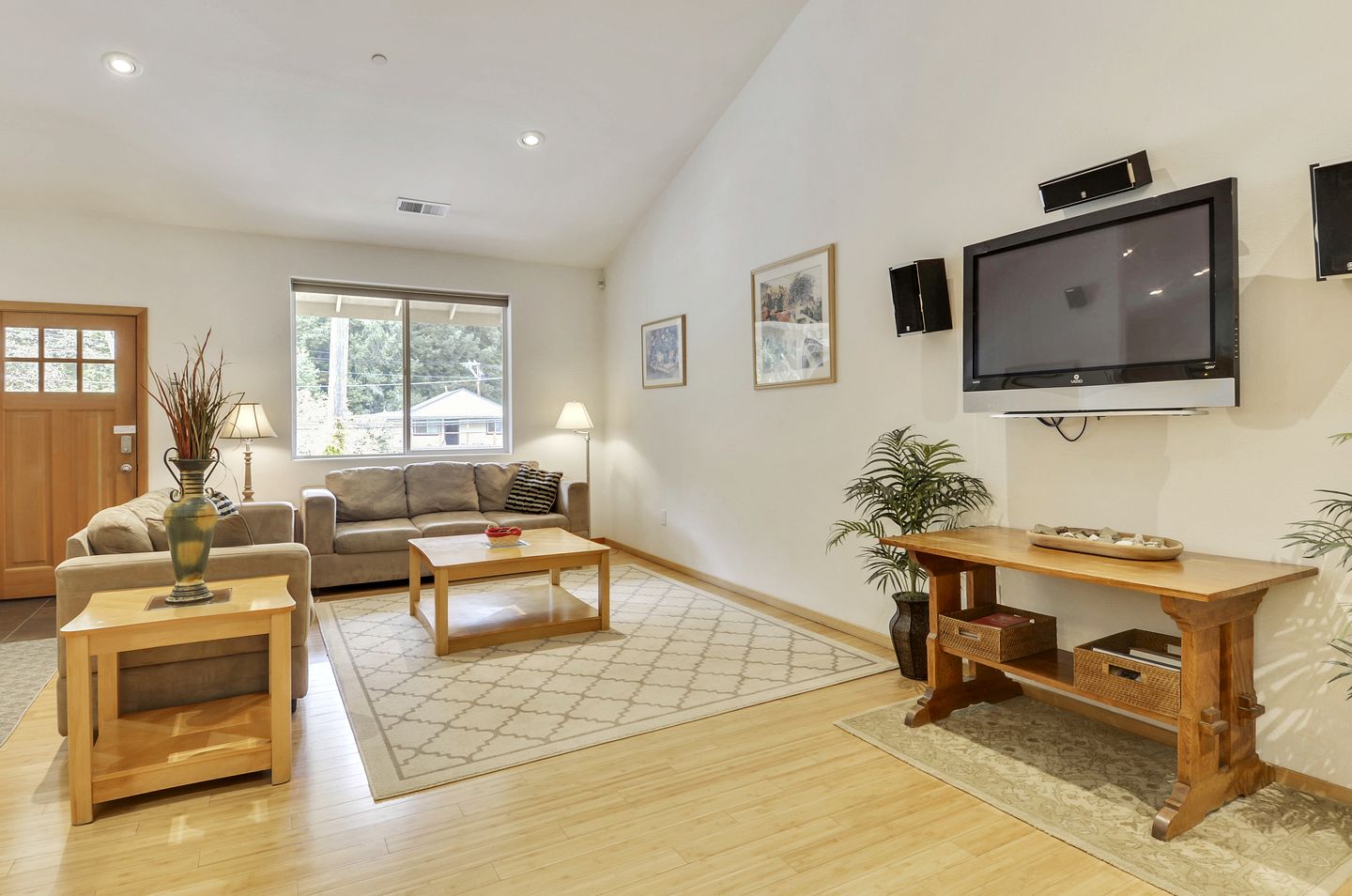 Group-Friendly Cabin with Hot-Tub and Game Space in Guerneville, California