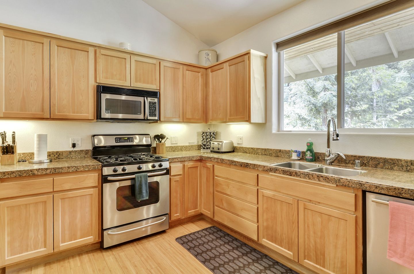 Group-Friendly Cabin with Hot-Tub and Game Space in Guerneville, California