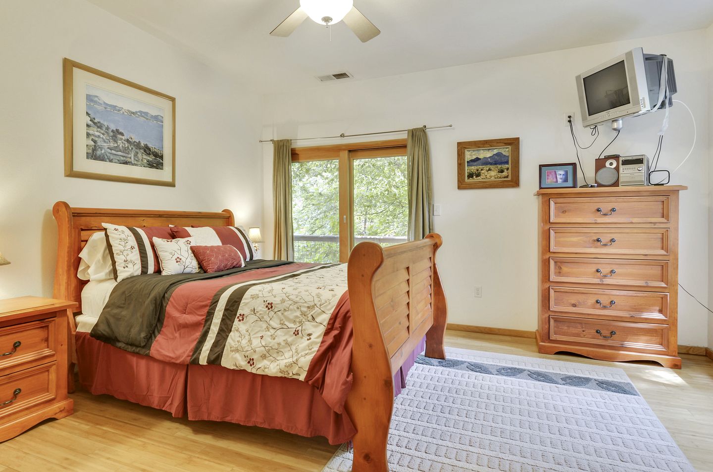 Group-Friendly Cabin with Hot-Tub and Game Space in Guerneville, California