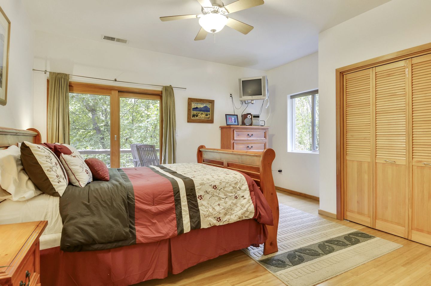 Group-Friendly Cabin with Hot-Tub and Game Space in Guerneville, California