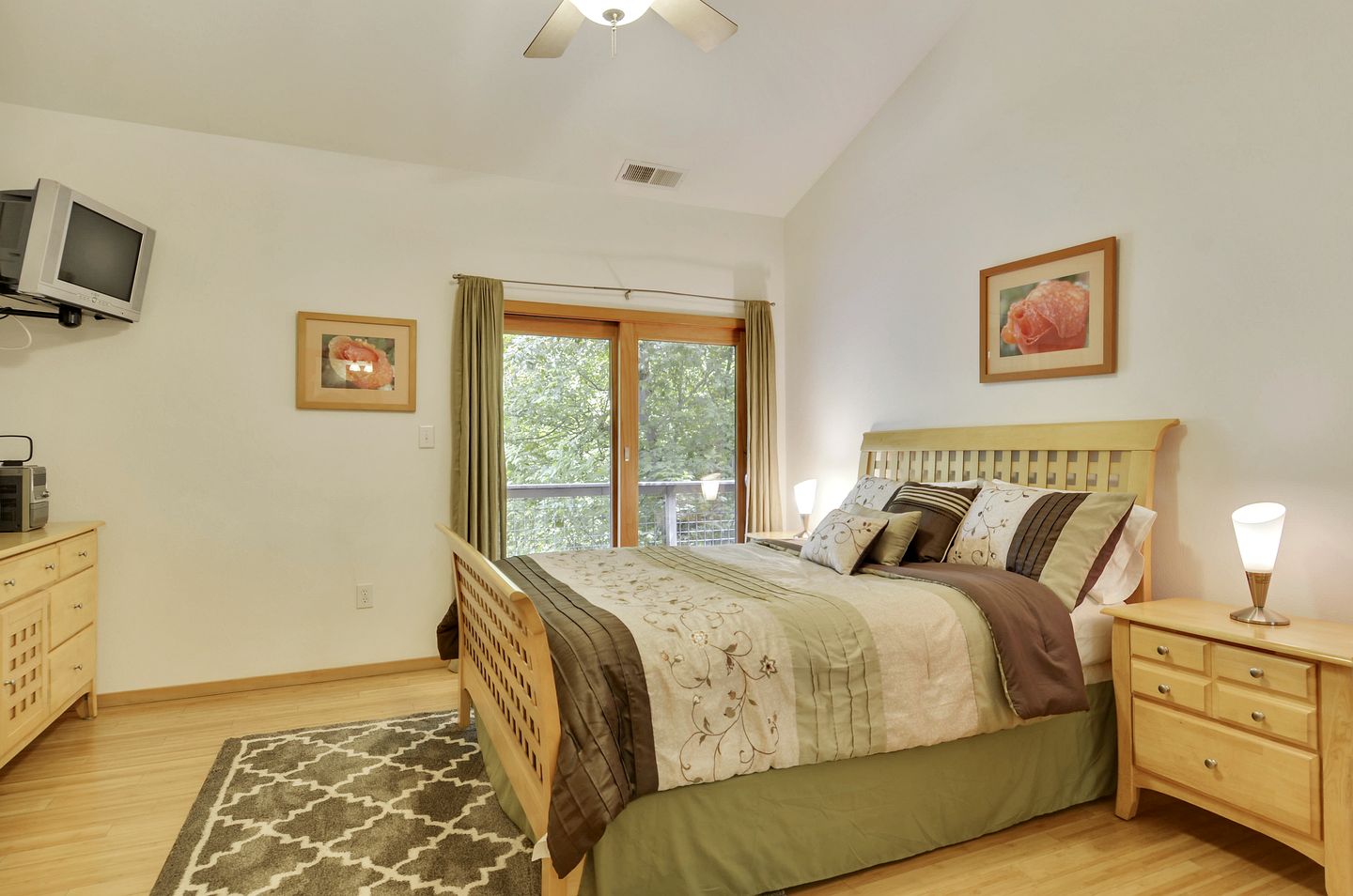 Group-Friendly Cabin with Hot-Tub and Game Space in Guerneville, California