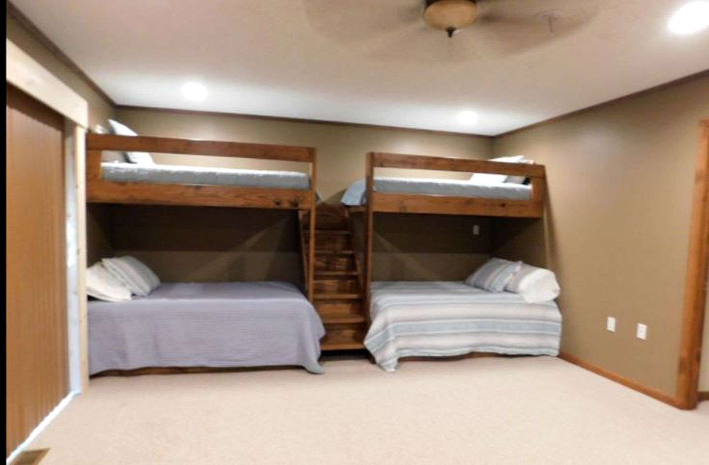 Secluded Waterfront Cabin Rental for Groups on Lake Barkley in Cadiz, Kentucky