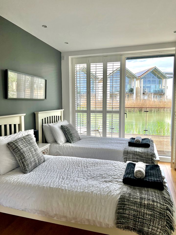 Romantic Lakeside Glamping: Escape to Serenity in this Luxury Cottage in the Cotswolds with Spa Access