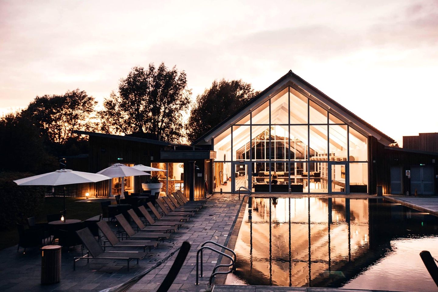 Romantic Lakeside Glamping: Escape to Serenity in this Luxury Cottage in the Cotswolds with Spa Access