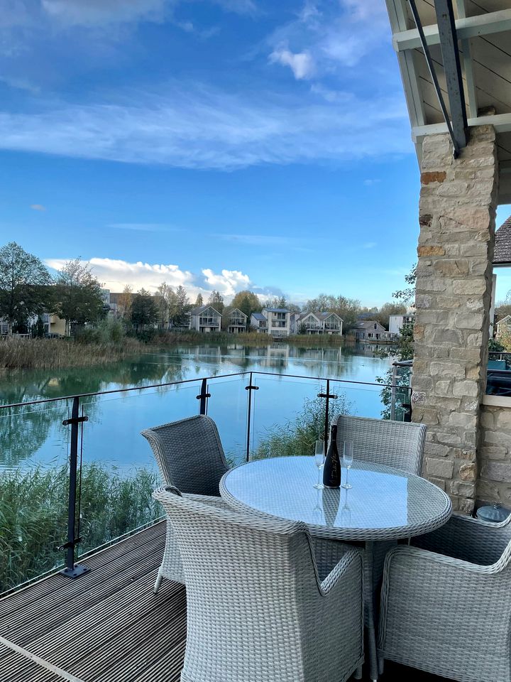 Romantic Lakeside Glamping: Escape to Serenity in this Luxury Cottage in the Cotswolds with Spa Access