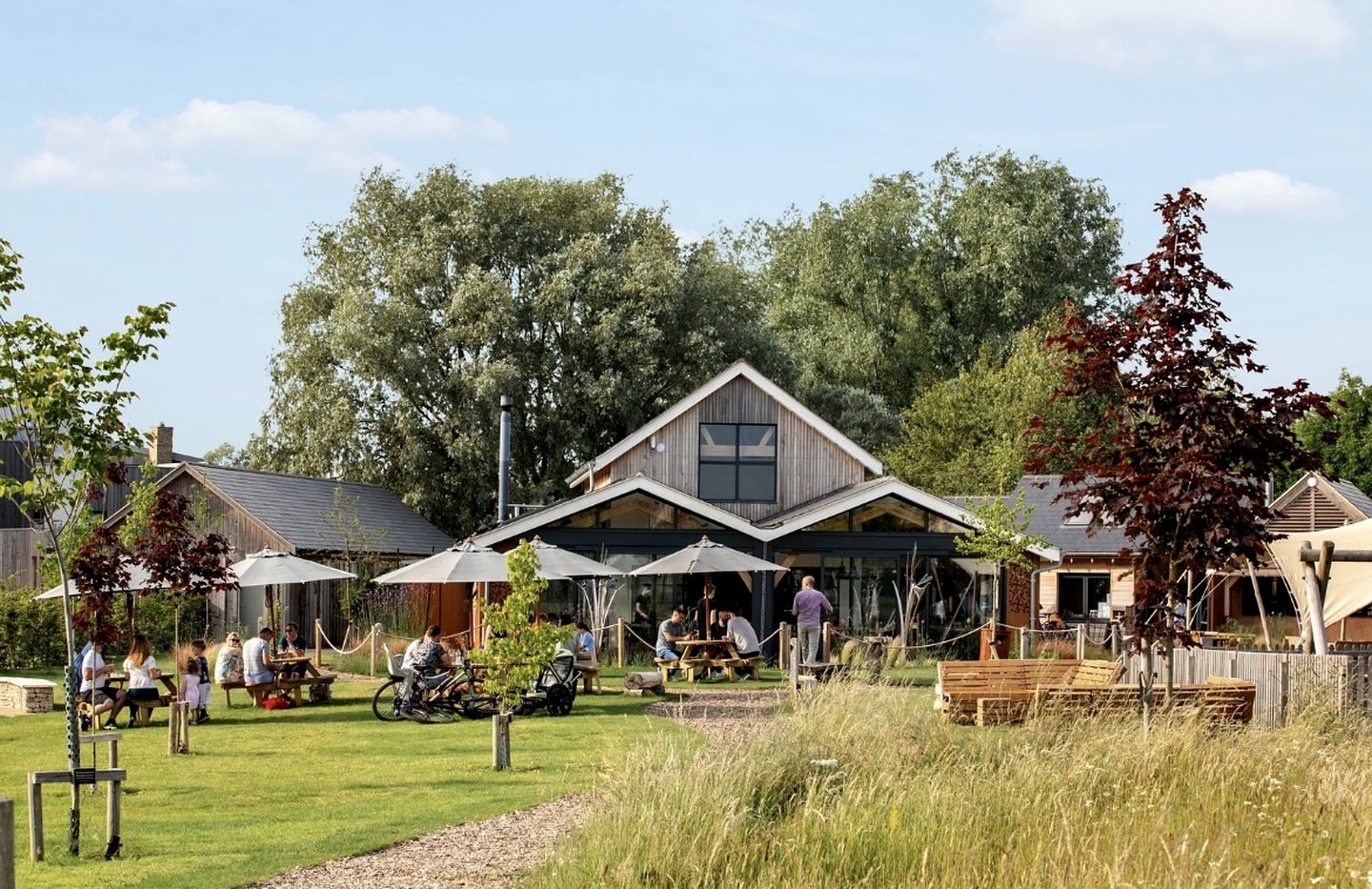 Romantic Lakeside Glamping: Escape to Serenity in this Luxury Cottage in the Cotswolds with Spa Access