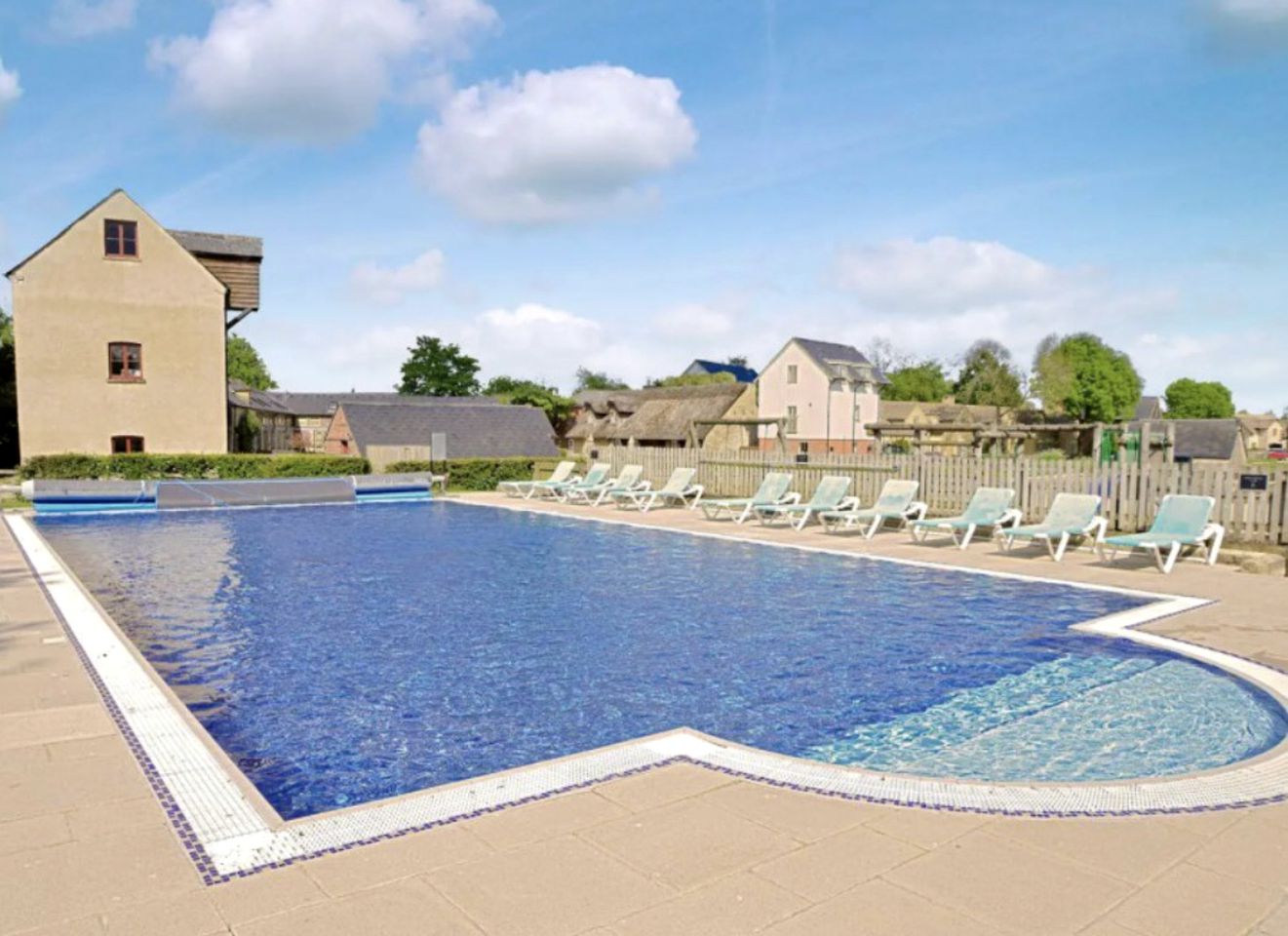 Romantic Lakeside Glamping: Escape to Serenity in this Luxury Cottage in the Cotswolds with Spa Access
