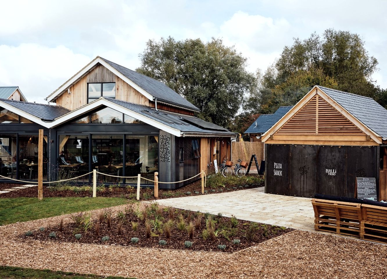Romantic Lakeside Glamping: Escape to Serenity in this Luxury Cottage in the Cotswolds with Spa Access