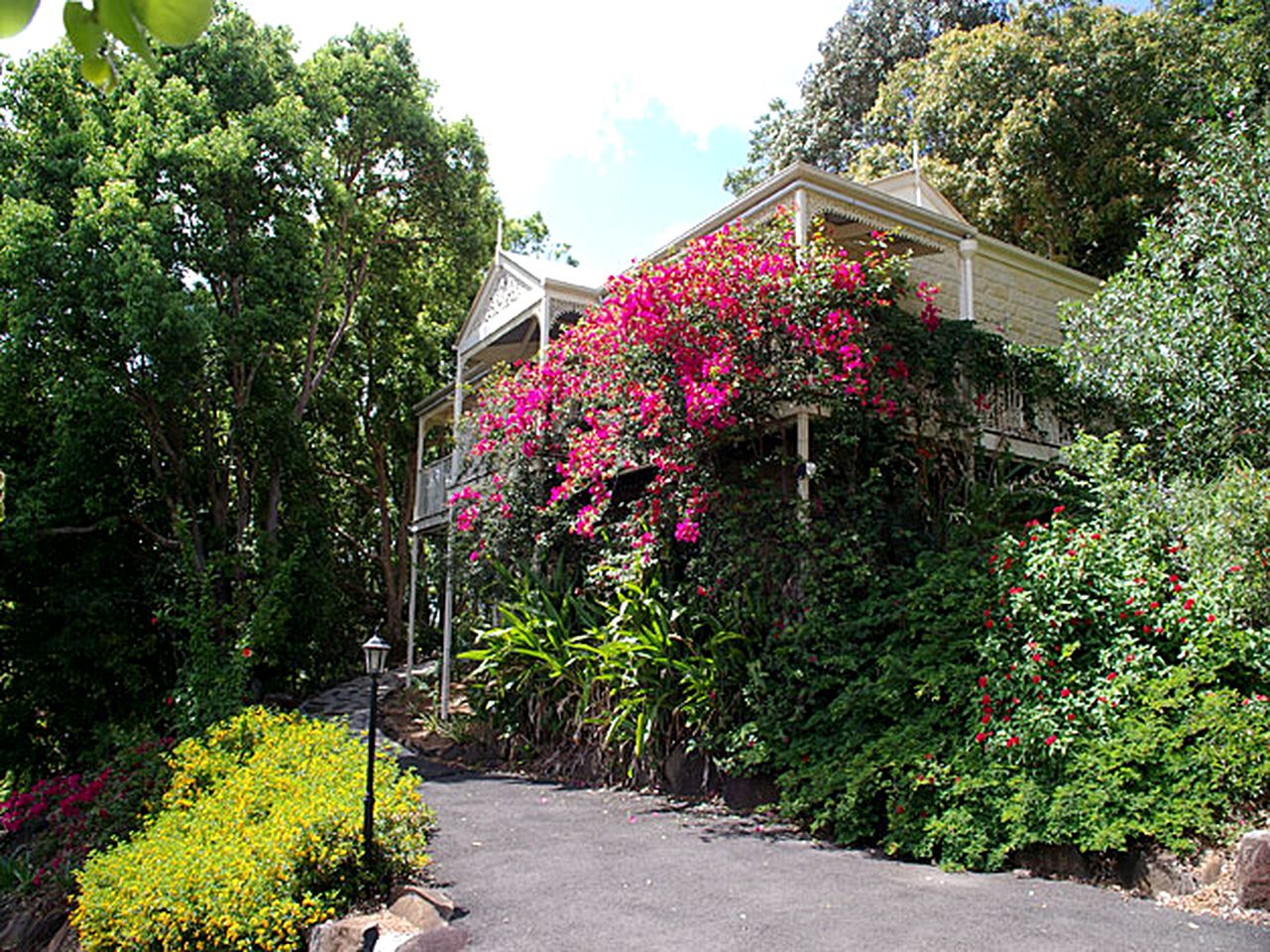 Sunny Cottage Rental with Two Verandahs in Noosa, Queensland