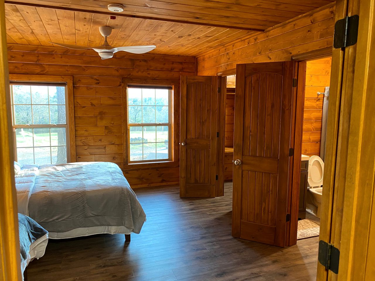 Ride Into Luxury: Horse-Friendly Log Cabin Villa in the Scenic Ouachita Mountains