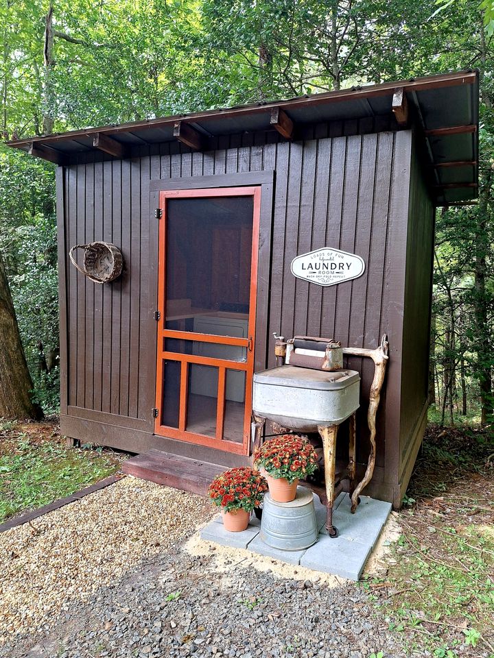Spacious and Rustic Cabin with a Hot Tub near Copperhill for a Family Getaway in Tennessee