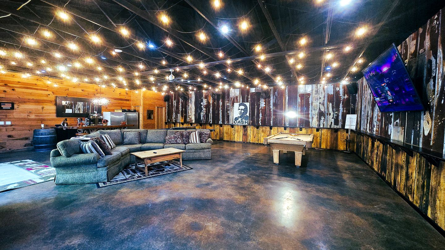 Spacious and Rustic Cabin with a Hot Tub near Copperhill for a Family Getaway in Tennessee