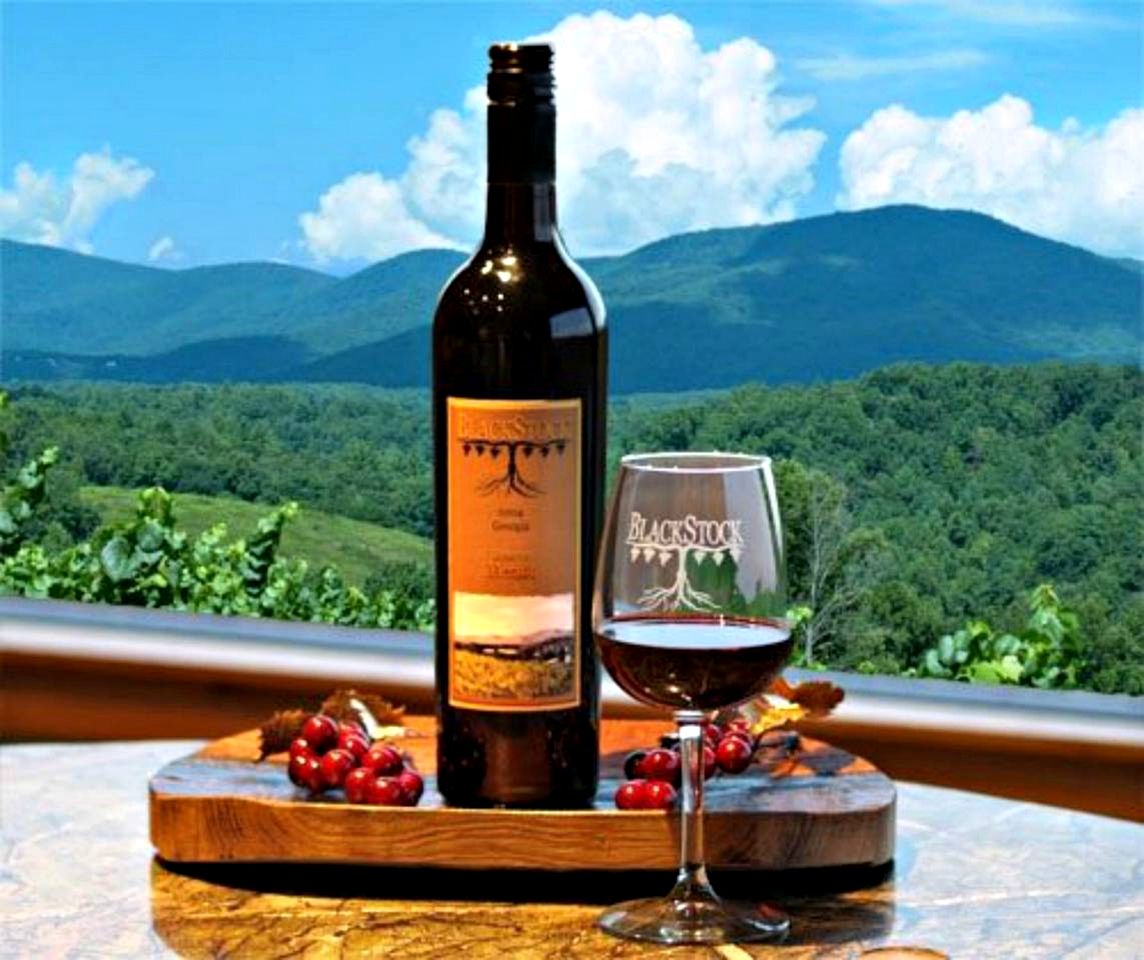 Spacious and Rustic Cabin with a Hot Tub near Copperhill for a Family Getaway in Tennessee