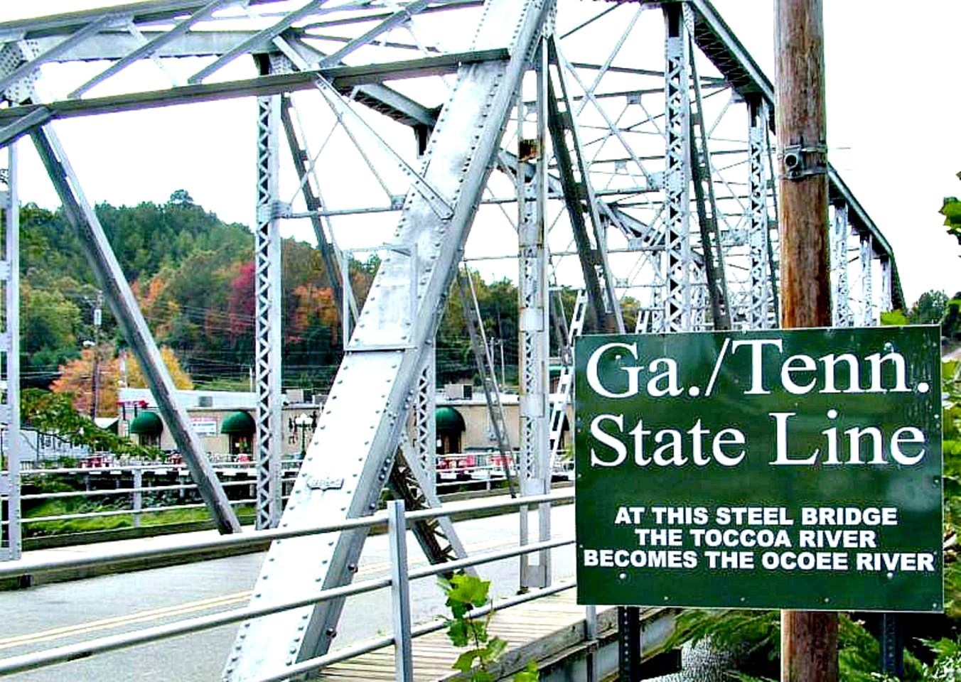 Spacious and Rustic Cabin with a Hot Tub near Copperhill for a Family Getaway in Tennessee