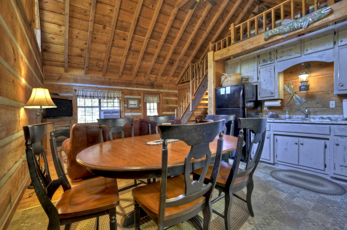 Spacious and Rustic Cabin with a Hot Tub near Copperhill for a Family Getaway in Tennessee