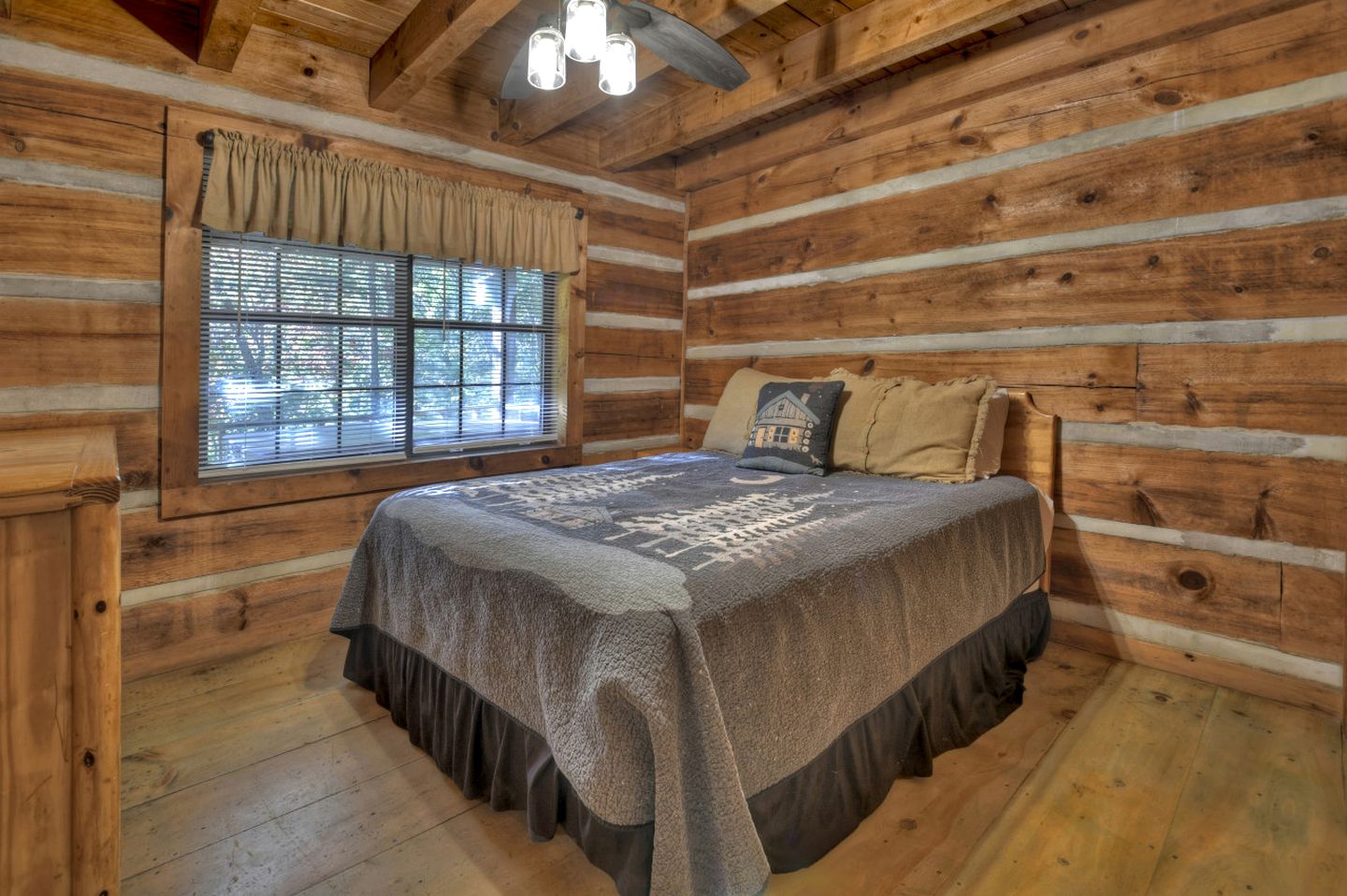 Spacious and Rustic Cabin with a Hot Tub near Copperhill for a Family Getaway in Tennessee