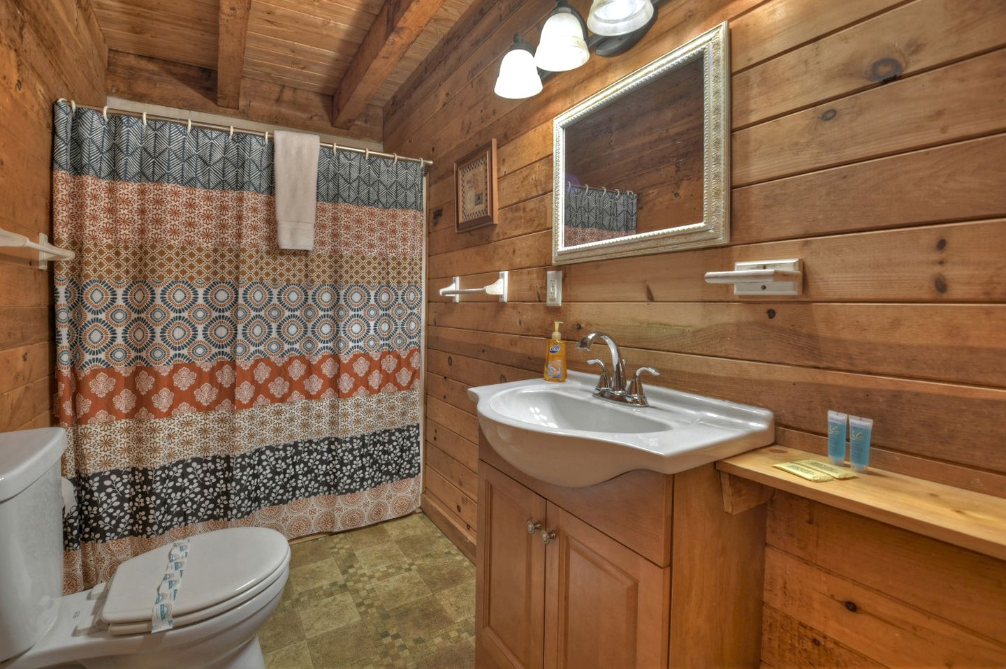 Spacious and Rustic Cabin with a Hot Tub near Copperhill for a Family Getaway in Tennessee