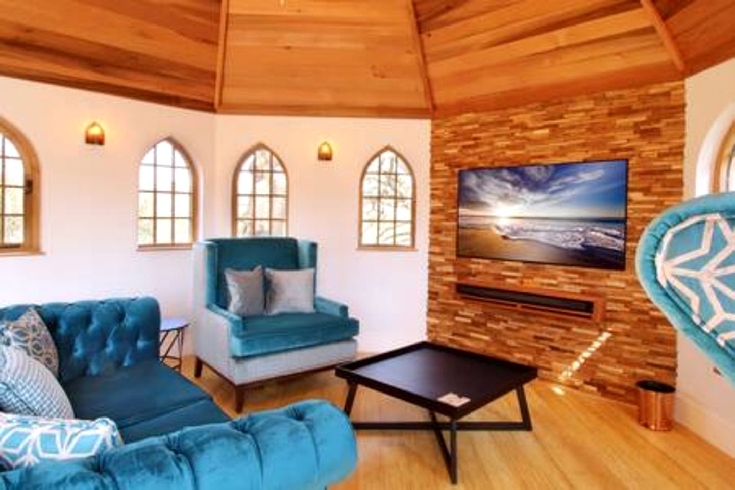 Stylish Treehouse Retreat with Hot Tub & Copper Bath near The New Forest, Hampshire