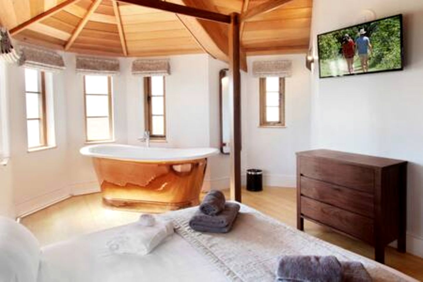 Stylish Treehouse Retreat with Hot Tub & Copper Bath near The New Forest, Hampshire