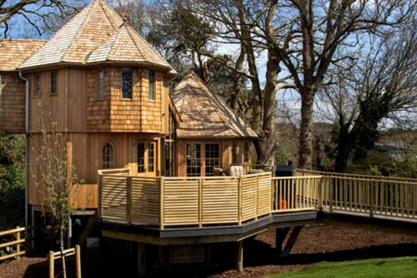 Stylish Treehouse Retreat with Hot Tub & Copper Bath near The New Forest, Hampshire