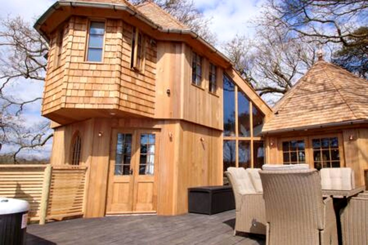 Stylish Treehouse Retreat with Hot Tub & Copper Bath near The New Forest, Hampshire