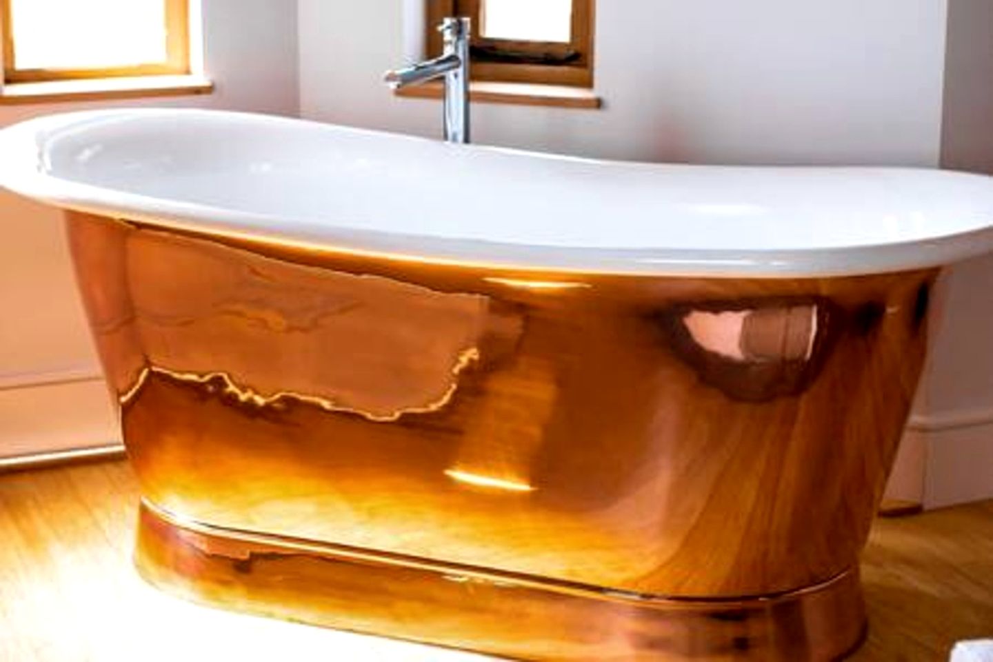 Stylish Treehouse Retreat with Hot Tub & Copper Bath near The New Forest, Hampshire