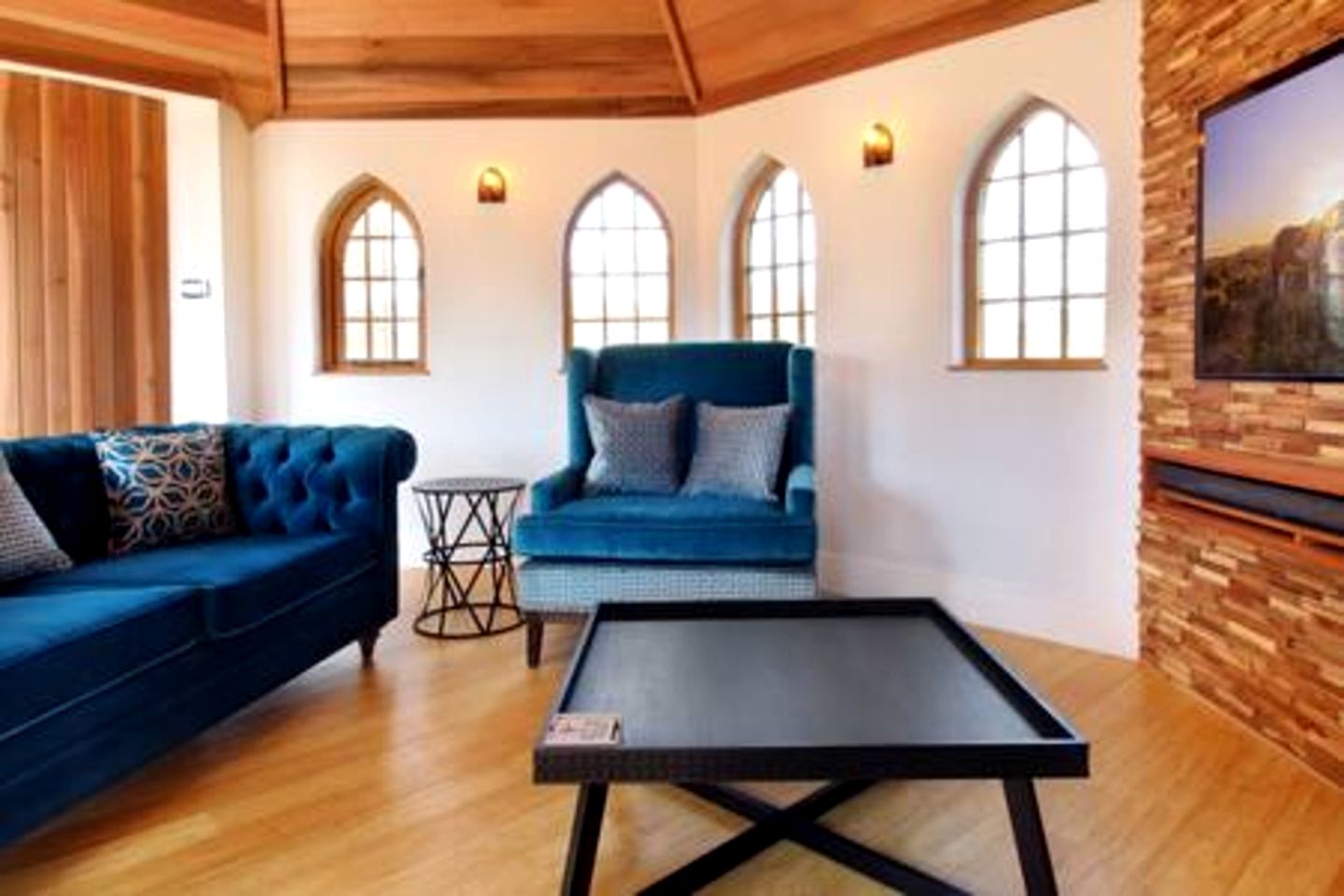Stylish Treehouse Retreat with Hot Tub & Copper Bath near The New Forest, Hampshire