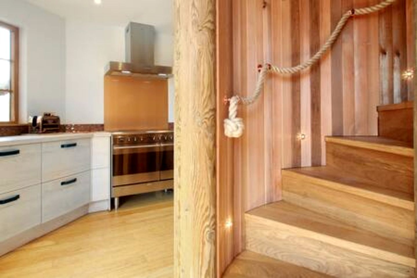 Stylish Treehouse Retreat with Hot Tub & Copper Bath near The New Forest, Hampshire