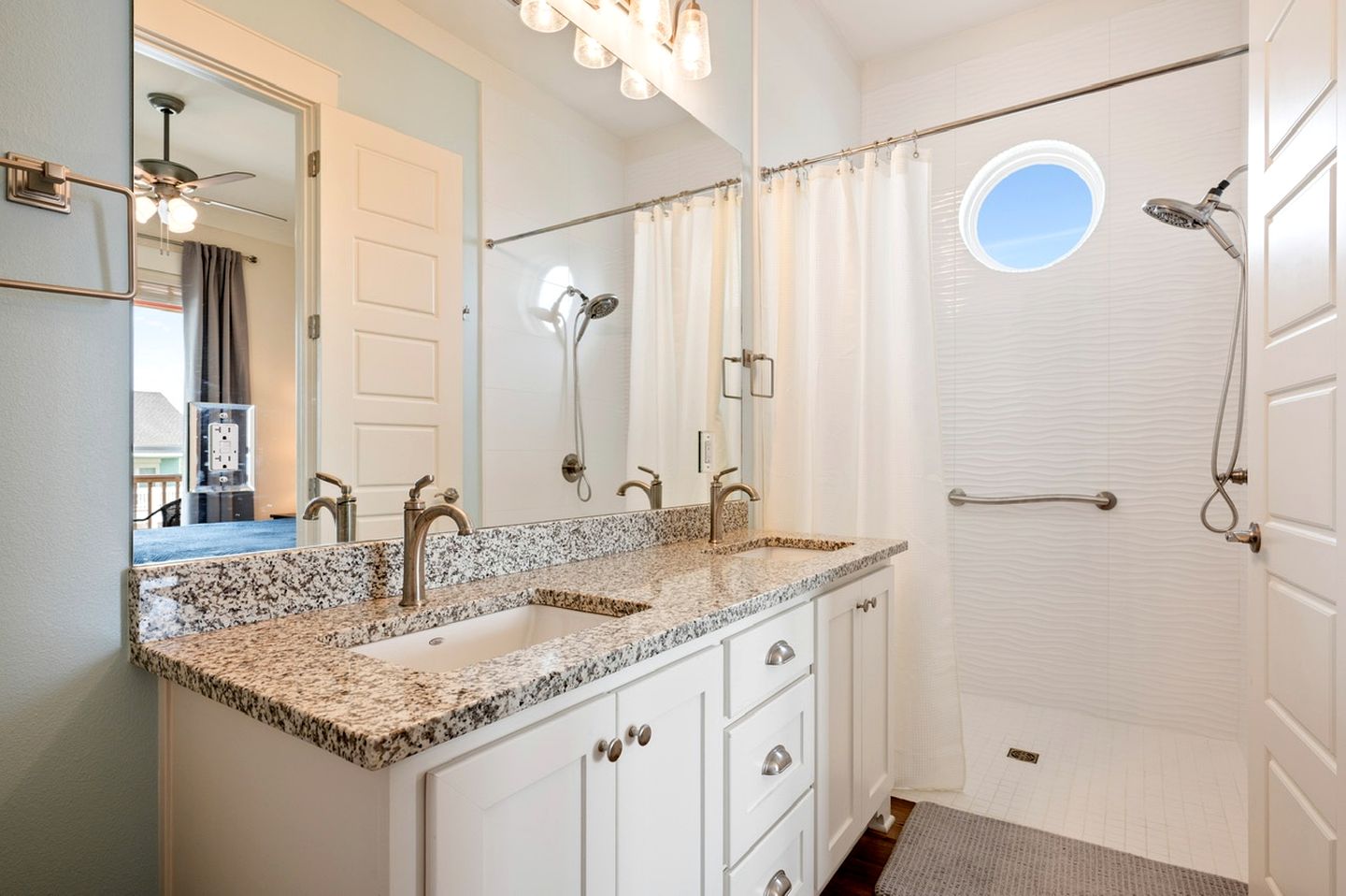 Glorious Beach House with Fantastic Sights in Crystal Beach, Texas