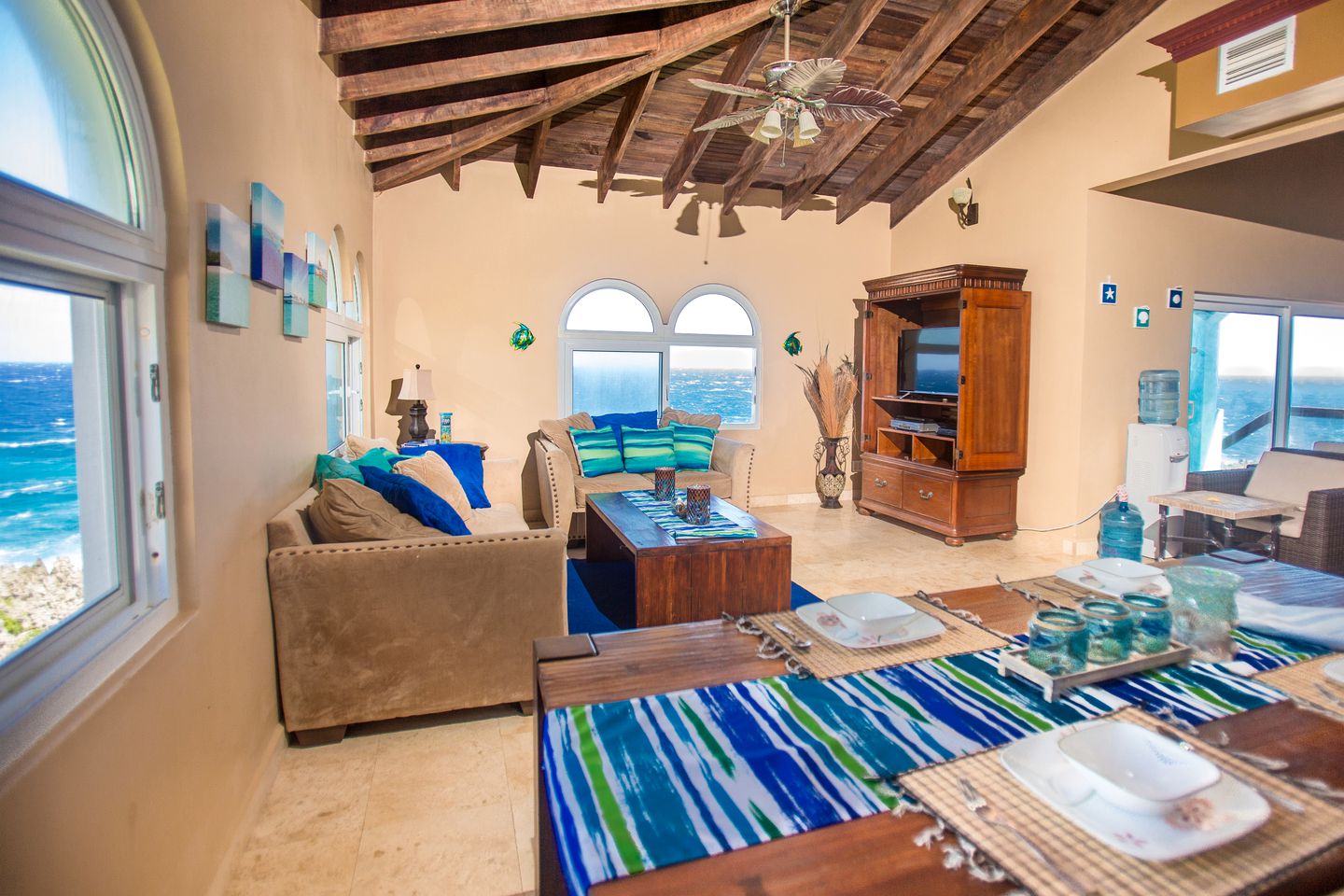 Luxury Cottage with an Oceanfront Pool and Amazing Views in Roatan, Honduras