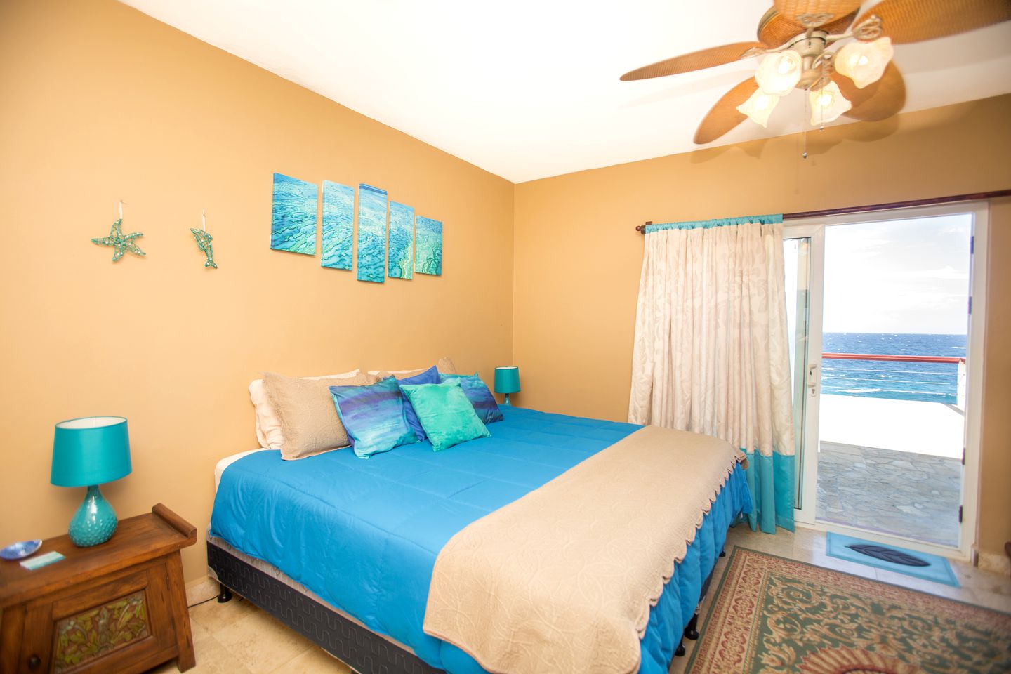 Luxury Cottage with an Oceanfront Pool and Amazing Views in Roatan, Honduras