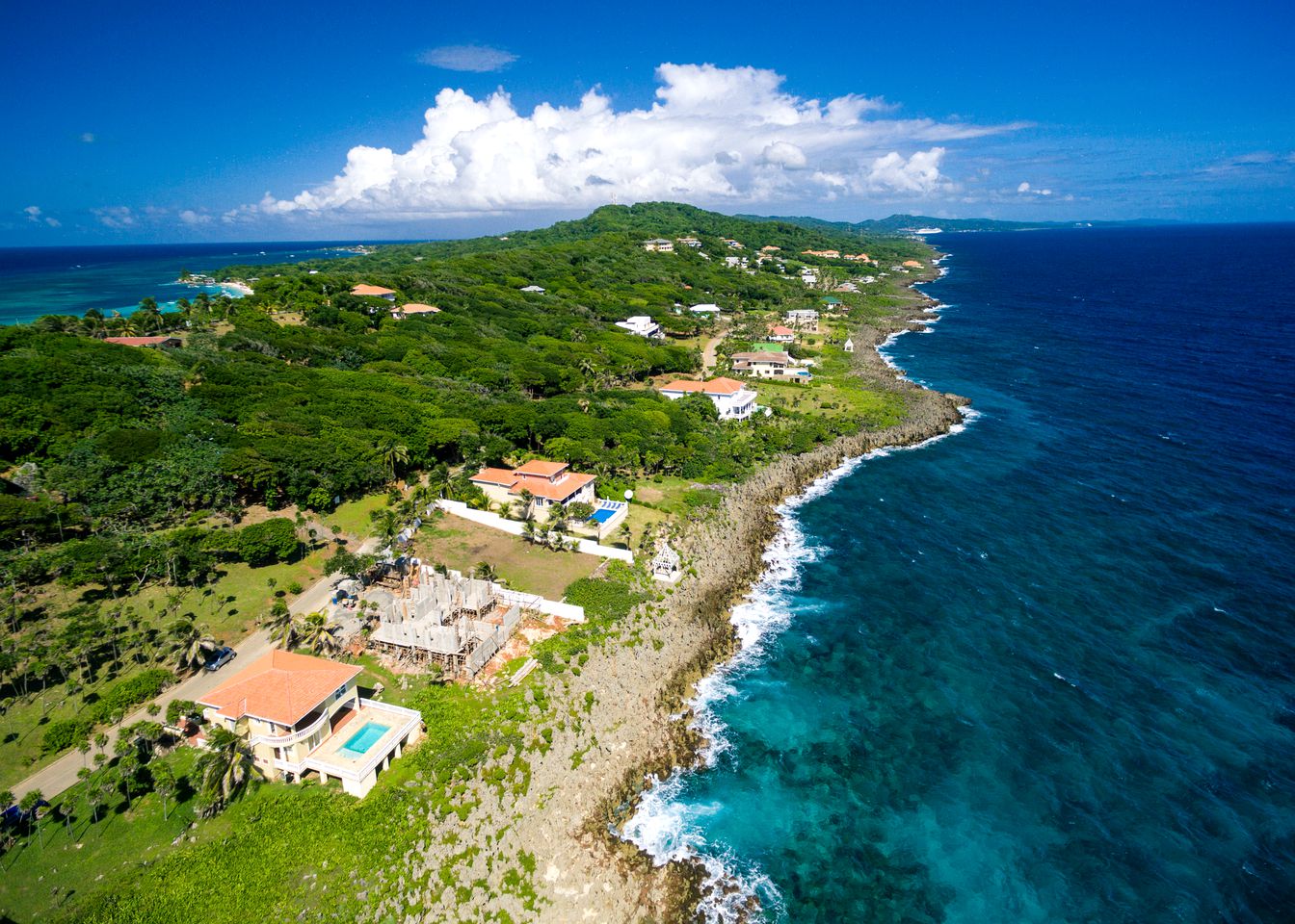 Luxury Cottage with an Oceanfront Pool and Amazing Views in Roatan, Honduras