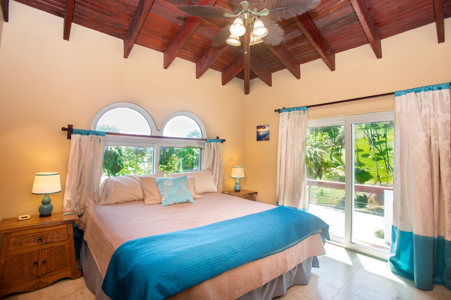 Luxury Cottage with an Oceanfront Pool and Amazing Views in Roatan, Honduras
