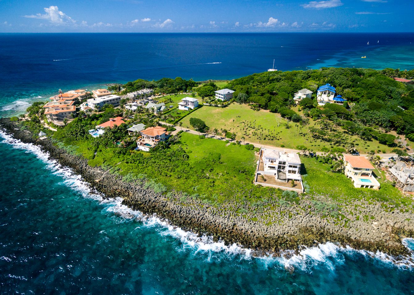 Luxury Cottage with an Oceanfront Pool and Amazing Views in Roatan, Honduras