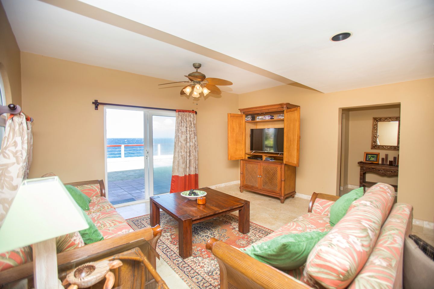 Luxury Cottage with an Oceanfront Pool and Amazing Views in Roatan, Honduras