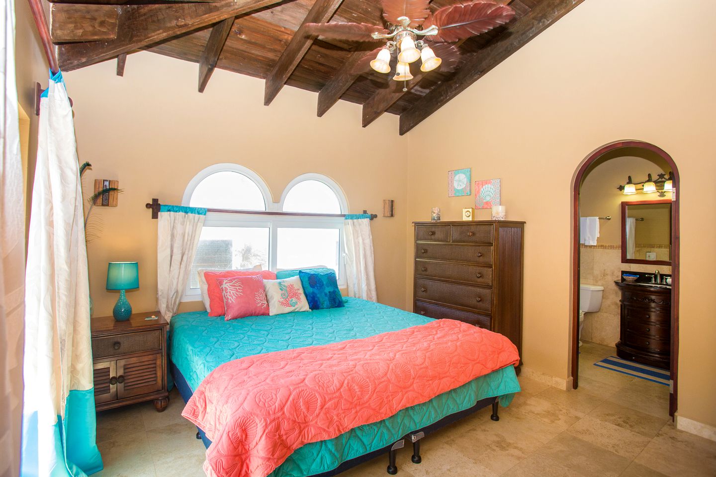 Luxury Cottage with an Oceanfront Pool and Amazing Views in Roatan, Honduras