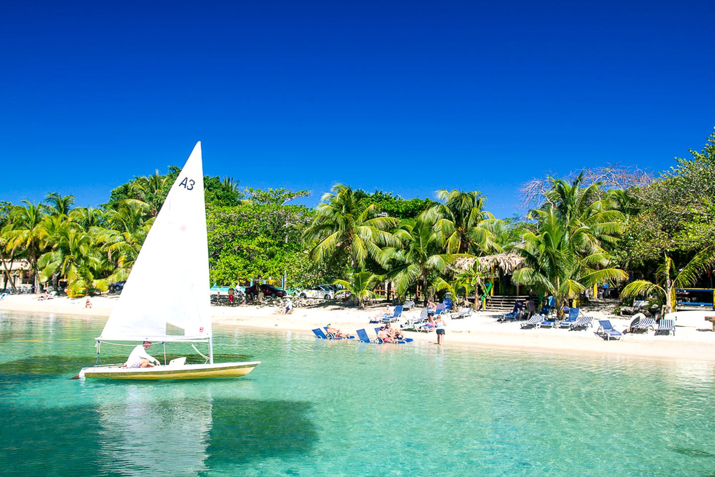 Beachside Villa Rental with an Infinity Pool near West Bay Beach, Honduras