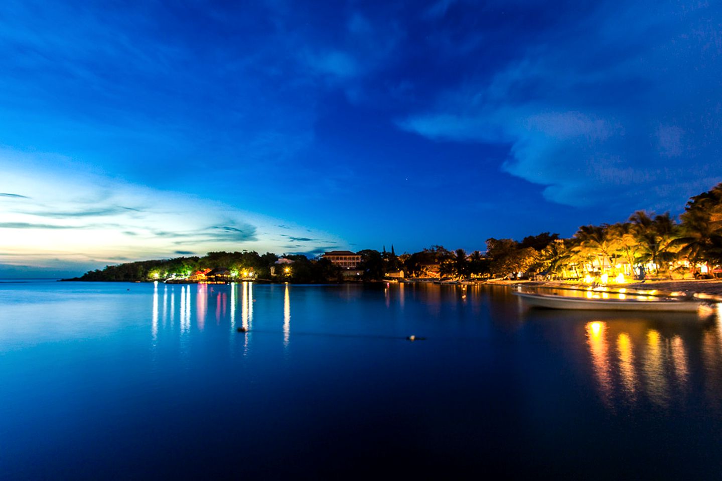 Beachside Villa Rental with an Infinity Pool near West Bay Beach, Honduras