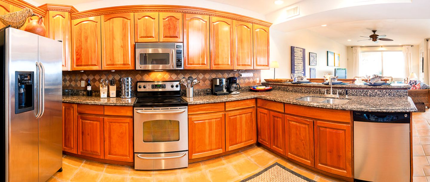 Beachside Villa Rental with an Infinity Pool near West Bay Beach, Honduras