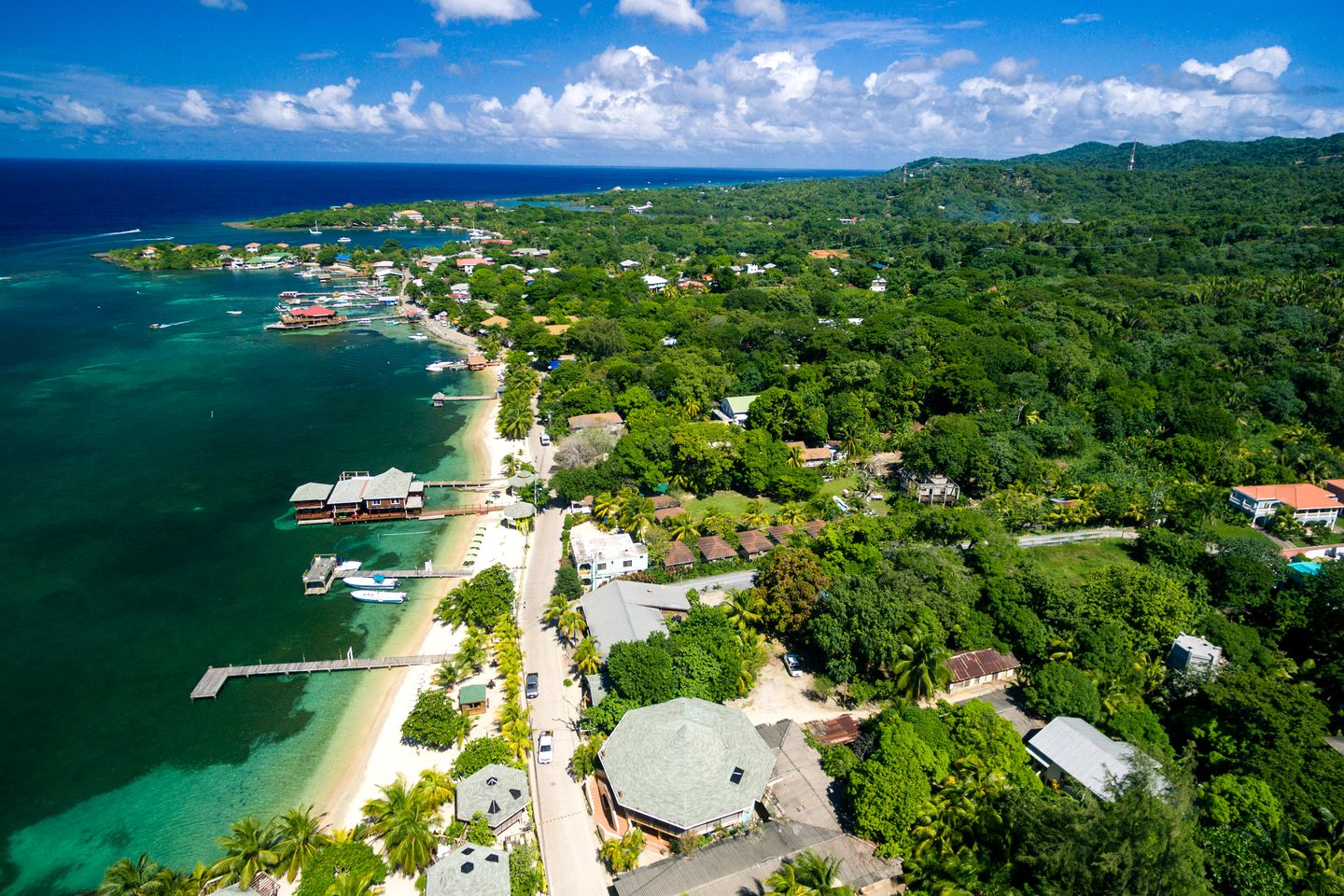Beachside Villa Rental with an Infinity Pool near West Bay Beach, Honduras