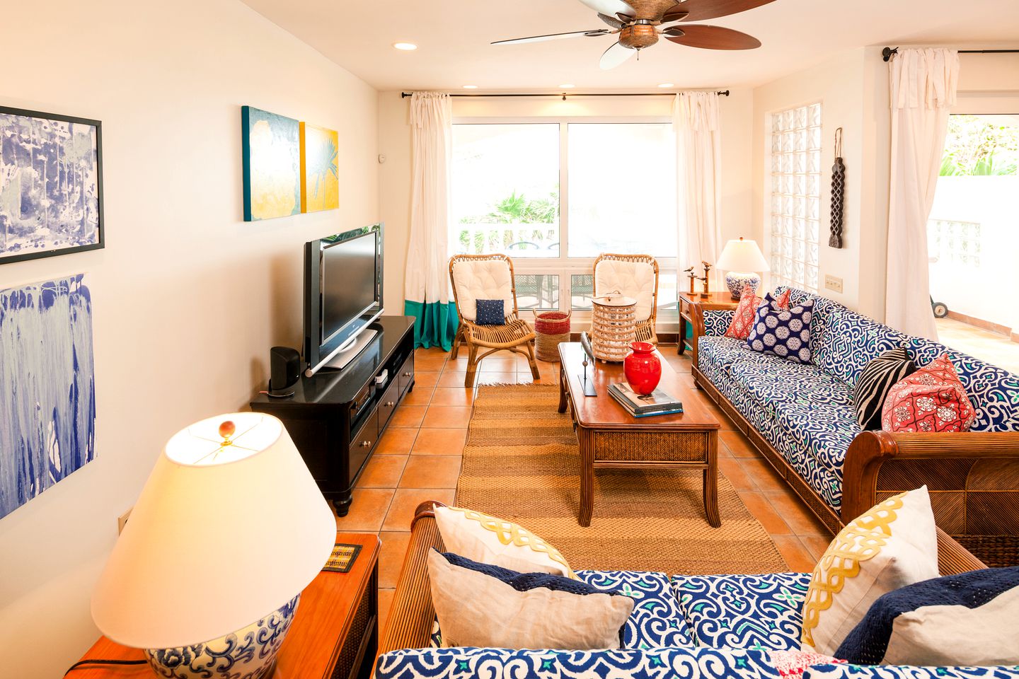 Beachside Villa Rental with an Infinity Pool near West Bay Beach, Honduras