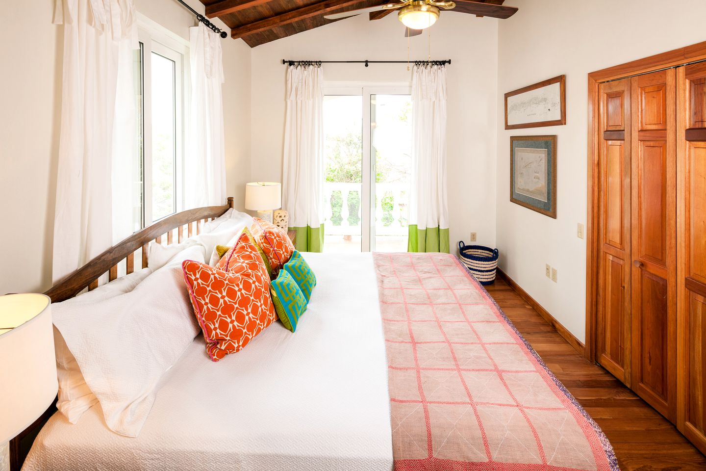 Beachside Villa Rental with an Infinity Pool near West Bay Beach, Honduras